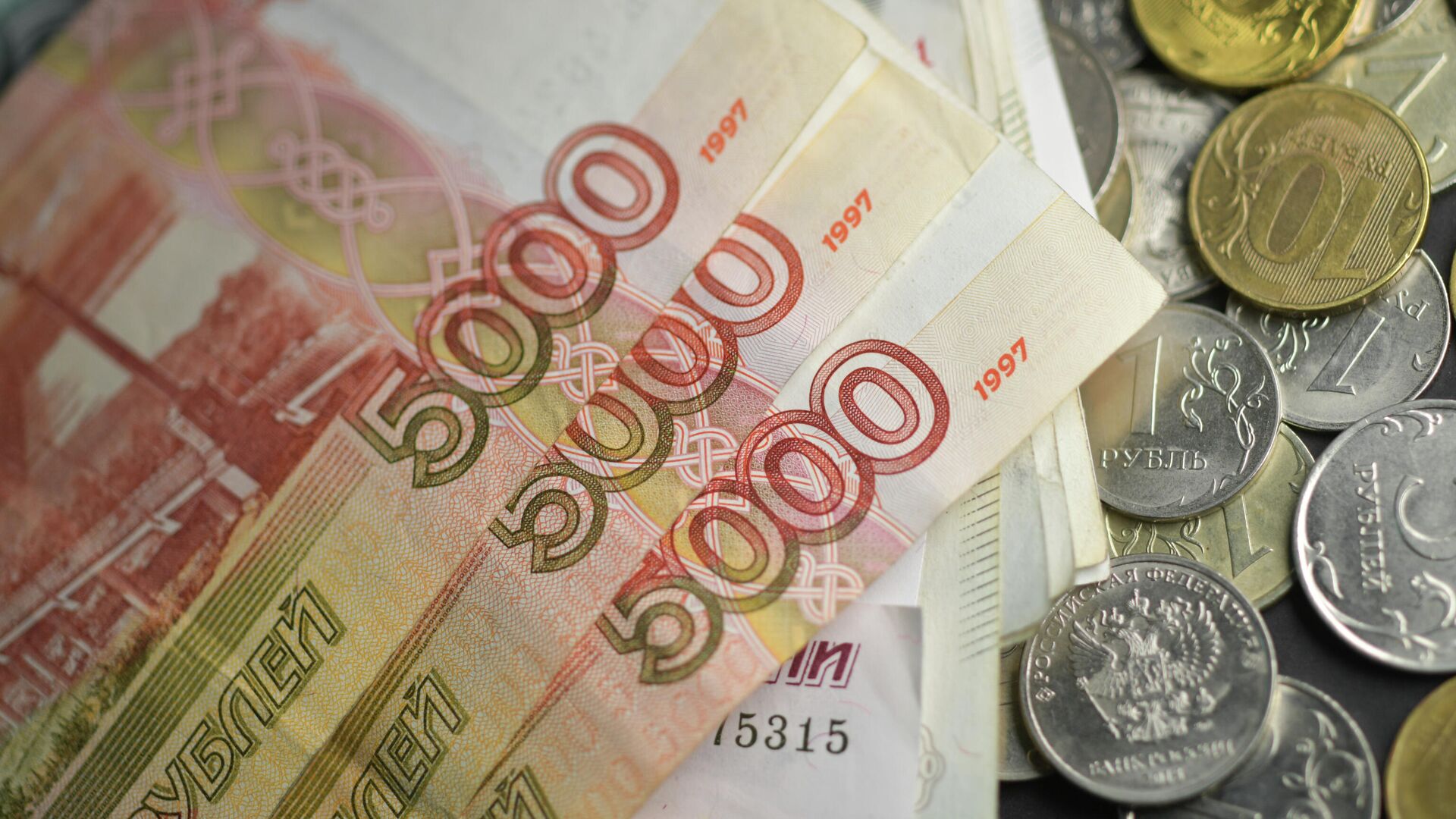 Названы регионы с самой высокой зарплатой в России